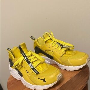 Nike Men's Yellow and Black Sneakers